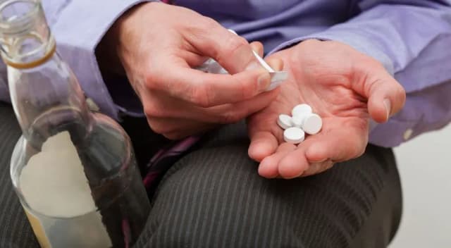 Czy można pić alkohol po ibupromie? Poznaj ryzyko i zalecenia Czy można pić alkohol po ibupromie? Poznaj ryzyko i zalecenia