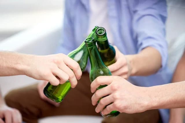 Czy picie alkoholu przez nieletnich jest karalne? Poznaj konsekwencje Czy picie alkoholu przez nieletnich jest karalne? Poznaj konsekwencje